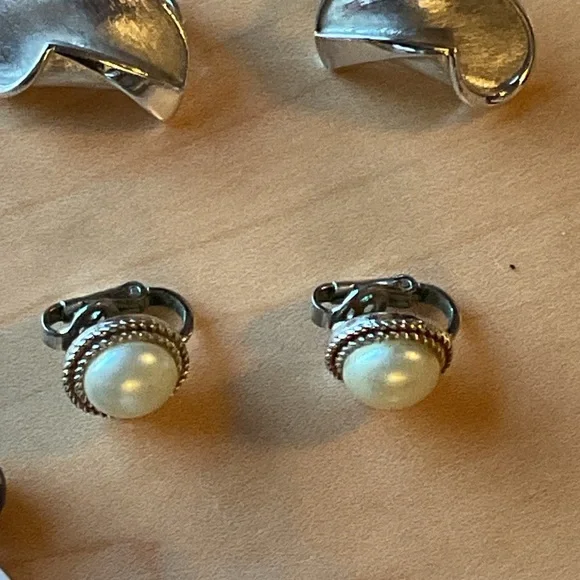 Trifari LOT of Necklaces, Bracelets, Brooch & Clip On Earrings Collection - Picture 13 of 15